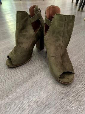 Bella Marie Olive Green Suede Peep-Toe Block Heel Booties Sz 10 EUC worn once